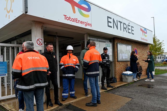 Werknemers van TotalEnergies staken aan depot in Mardyck bij Duinkerke in het noorden van Frankrijk.
