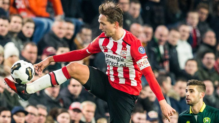PSV-speler Luuk de Jong in actie tegen ADO Beeld anp