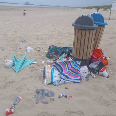 Blankenberge grijpt in nadat strand werd achtergelaten als vuilnisbelt: “Wie we betrappen, krijgt meteen een GAS-boete”