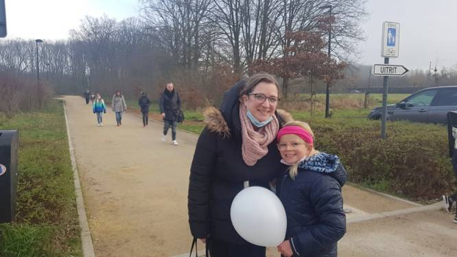 Muziek, ballonen en golfkarretjes: 560 kinderen krijgen hun eerste prik in het vaccinatiecentrum van Rotselaar