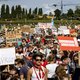 Duizenden demonstranten in Amsterdam: ‘Wonen zou een grondrecht moeten zijn, geen beleggingsobject’