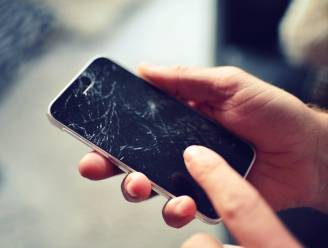 Gebarsten scherm of kapotte batterij van je smartphone: zelf fiksen of laten repareren? En hoeveel kost dat?