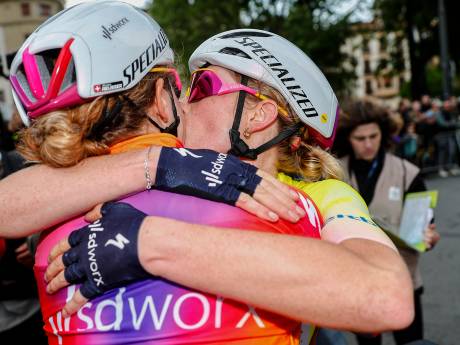 Demi Vollering laat eindzege in Baskenland aan teamgenote Marlen Reusser