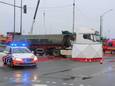Een motorrijder (59) stief bij de aanrijding met vrachtwagen op Groenendaallaan in Merksem.