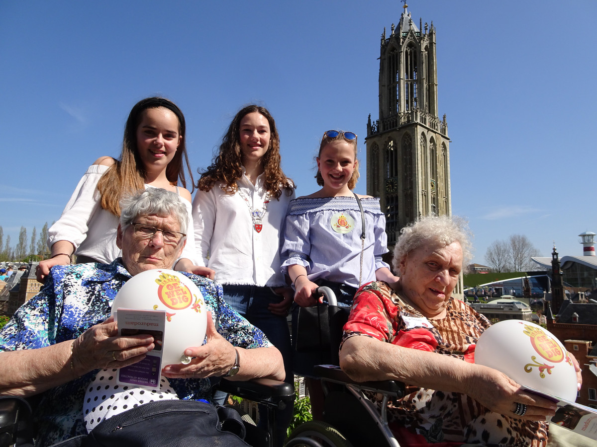 Leerlingen nemen ouderen dagje mee uit naar Madurodam Foto AD.nl