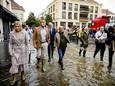2021-07-15 18:23:16 VALKENBURG - Koning Willem-Alexander en koningin Maxima bekijken in Valkenburg de schade die het noodweer de afgelopen dagen heeft aangericht. In Zuid-Limburg zijn op veel plekken problemen ontstaan door de vele regen en hoge waterstand. ANP ROYAL IMAGES SEM VAN DER WAL
