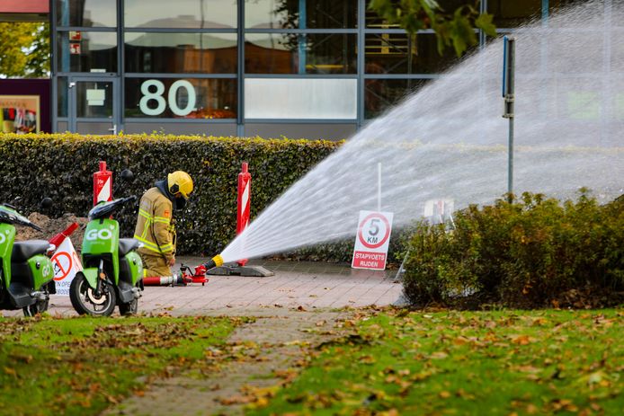 De brandweer heeft een waterkanon ingezet om het gas terug te dringen.