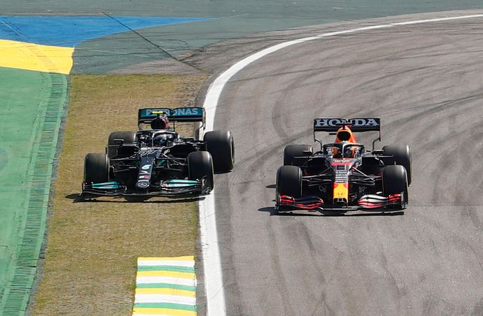 Max Verstappen nam na de start de eerste plaats over van Valtteri Bottas.
