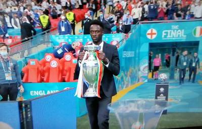 Mooi maar ook erg bizar moment vlak voor EK-finale: ‘robot’ Eder brengt de trofee Wembley binnen