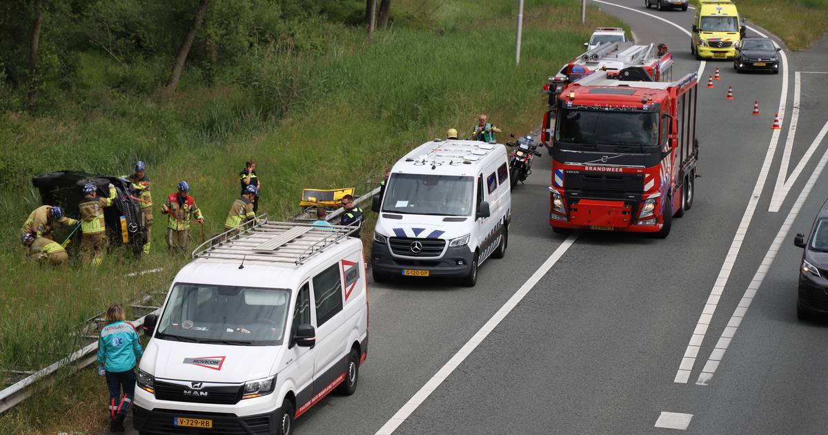Ernstig ongeval op A1 bij Hengelo: brandweer haalt automobilist uit voertuig.