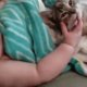 Lief: baby en kitten worden samen wakker!