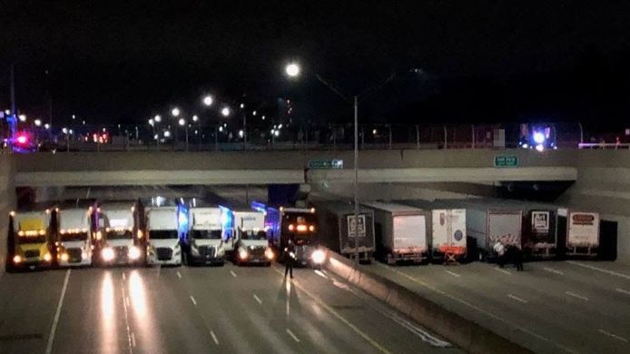 De politie vroeg dertien truckchauffeurs om zich onder de brug te plaatsen.