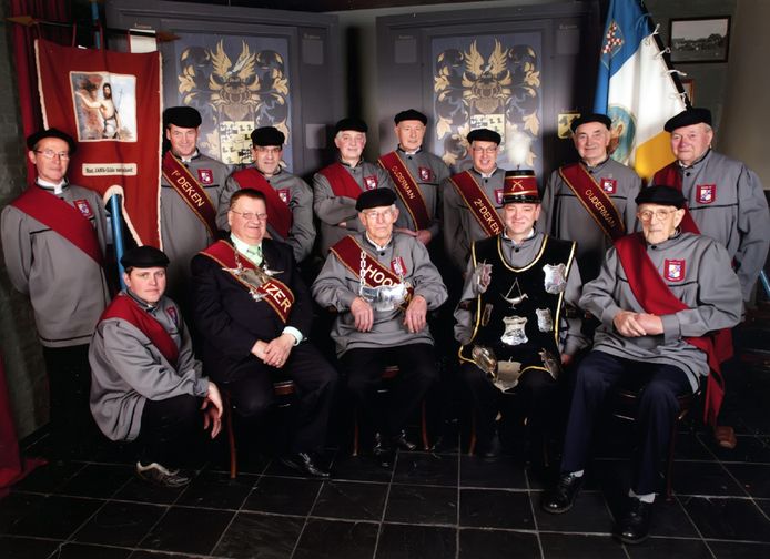 Hoofdman Jan Jochems temidden van 'zijn familie' in officieel tenue Gilde Sint Jan.