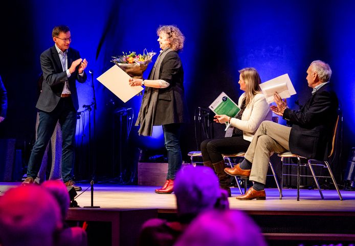 Karin Bakker neemt haar prijs in ontvangst.