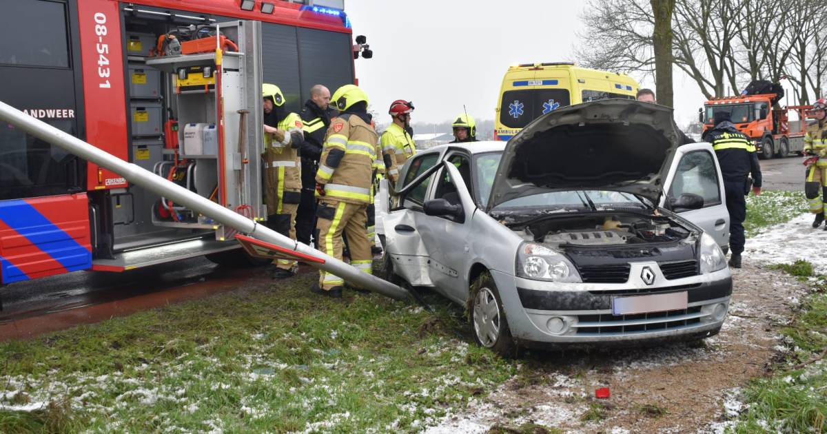 Auto knalt hard op lantaarnpaal na botsing in Ammerzoden.