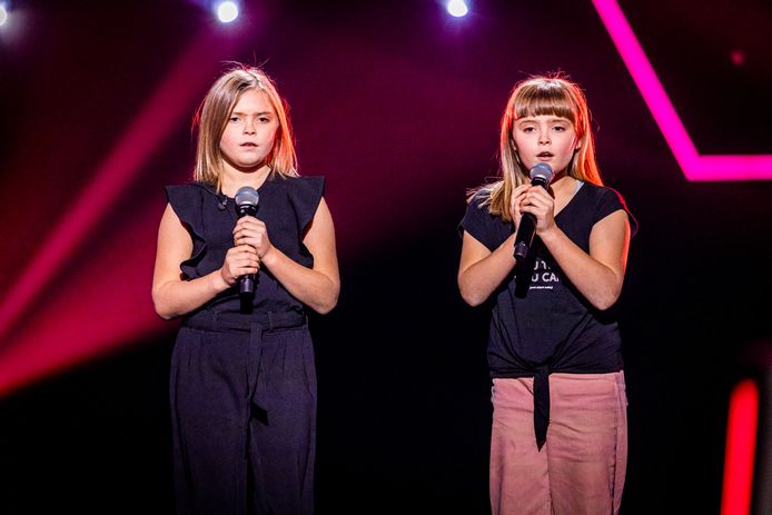 De tweeling Lena en Sien (10) is vrijdagavond te zien tijdens The Voice Kids op VTM