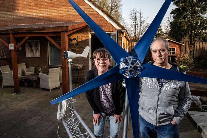 Monique en Herman Fiselier willen graag twee mini-windmolens plaatsen in hun tuin. Maar gemakkelijk is dat niet. Ze lopen aan tegen hoge kosten voor een vergunning.