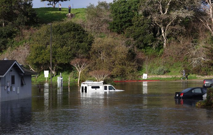 Een ondergelopen parkeerplaats in Santa Cruz, Californië. Ook daar was sprake van hoog water na de onderzeese vulkaanuitbarsting bij Tonga.