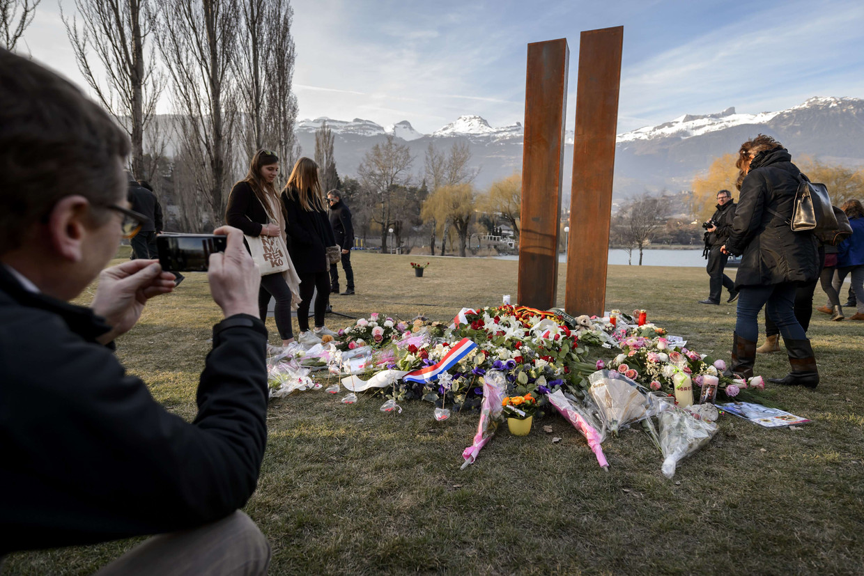 Op 13 maart 2015, drie jaar na de busramp, werd in het Zwitserse Sierre een gedenkteken onthuld. Beeld AFP