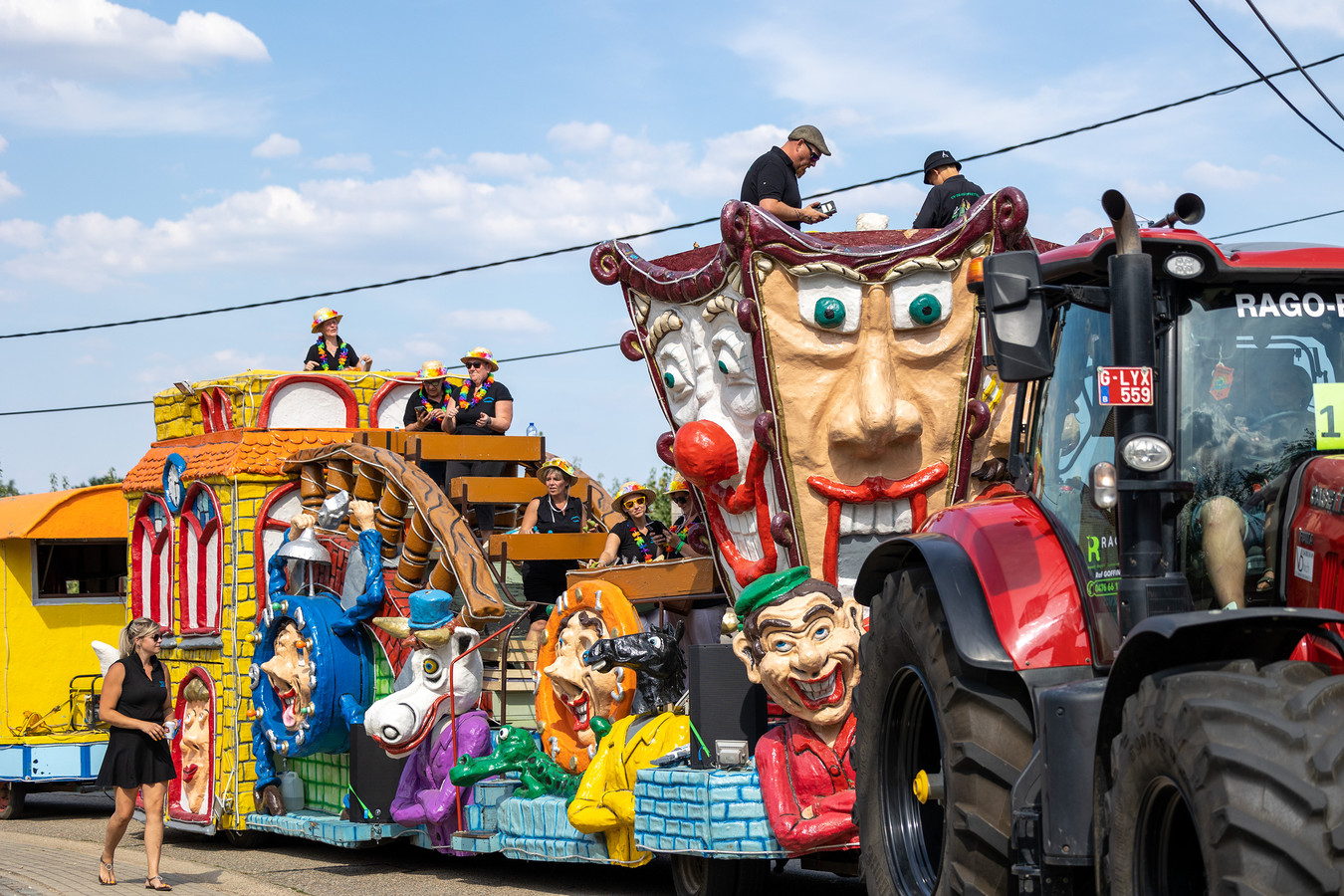 Carnaval in ZuidLimburg hier trekt de stoet door de straten Foto