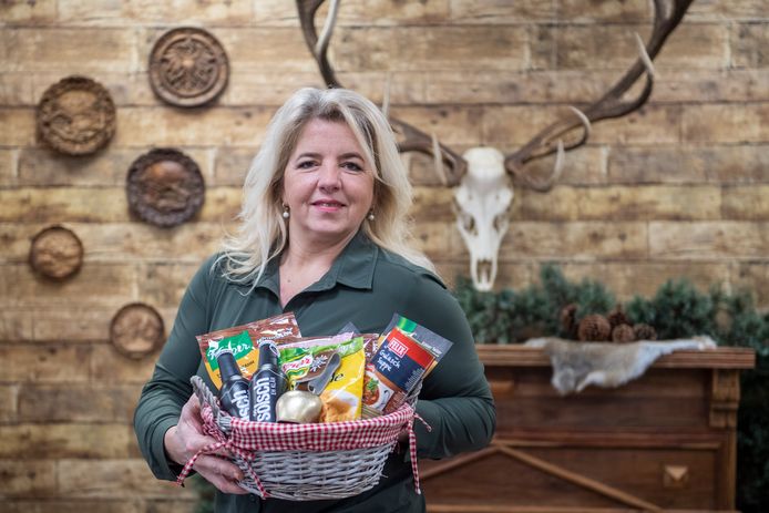 Marieke Welling met een mandje vol typisch Oostenrijkse producten.