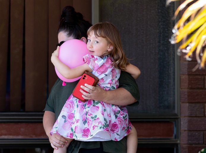De 4-jarige Cleo Smith in de armen van haar moeder Ellie, twee dagen nadat het meisje werd teruggevonden.