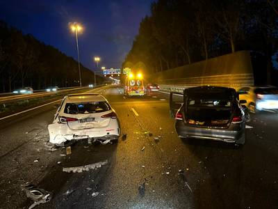 A2 vanuit het noorden richting Den Bosch bezaaid met brokstukken, flinke vertraging