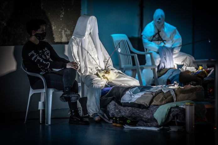 Bezoeker bij de installatie en performance ‘Fremdkörper’ in MU.