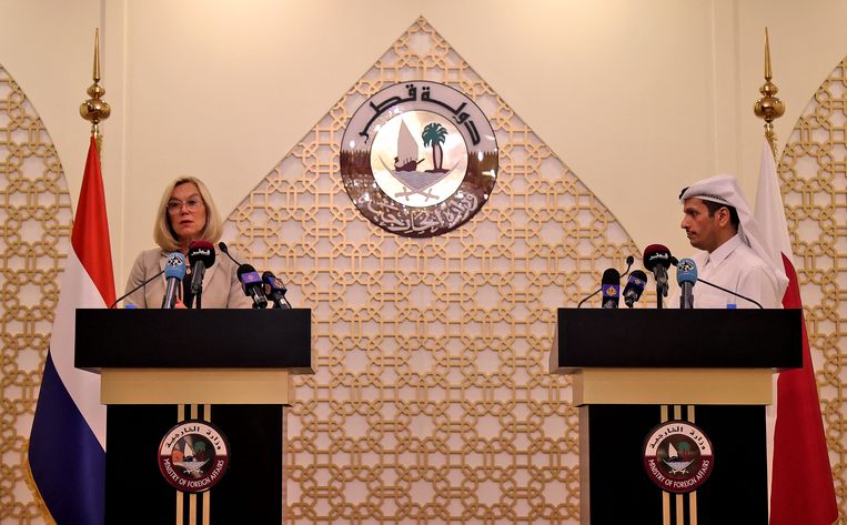 Minister Sigrid Kaag en haar Qatarese collega Sheikh Mohammed bin Abdulrahman al-Thani geven woensdag gezamenlijk een persconferentie. Beeld AFP