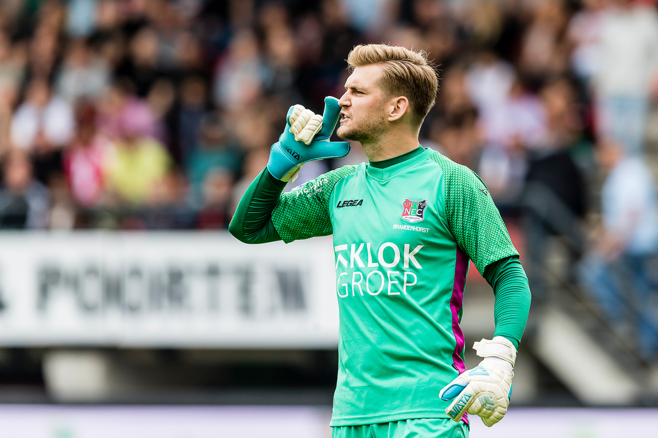 Mattijs Branderhorst geeft aanwijzingen aan zijn ploeggenoten tijdens de wedstrijd tussen NEC en Willem II.