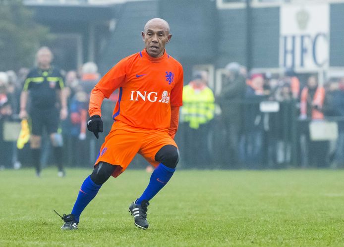 Simon Tahamata in actie voor de ex-internationals.