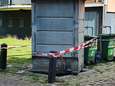 Oeps... ondergrondse container in Maassluis hangt boven zijn ‘gat’ in plaats van erin