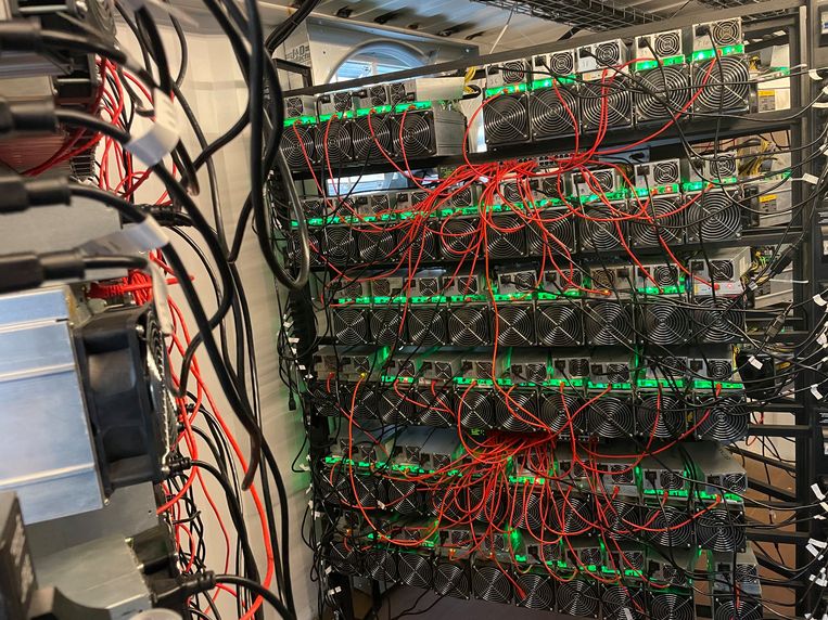 Een datacenter voor het zogeheten mijnen van bitcoins, in het noorden van de Amerikaanse staat Texas. Beeld Matt Lohstroh / HH / AFP