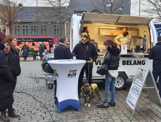 Vlaams Belang Mol en Balen-Olmen delen soep uit en doen inzamelingsactie voor goede doel op markt