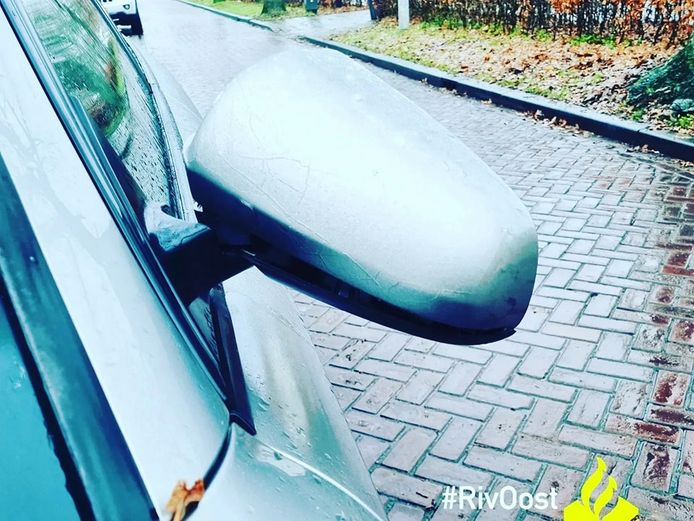 Het drietal werd door het slachtoffer aangesproken op hun gedrag  toen ze spiegels van auto's aan het trappen waren.