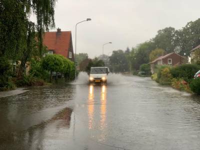 Flinke wateroverlast in Doetinchem door hevige regenval: ondergelopen straten en huizen