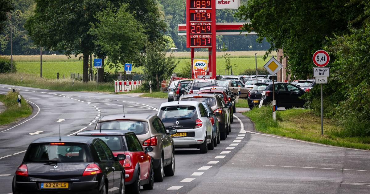 Zwaar ongeval in Elten: voetganger uit Emmerik overlijdt na botsing met Zevenaarse automobiliste.