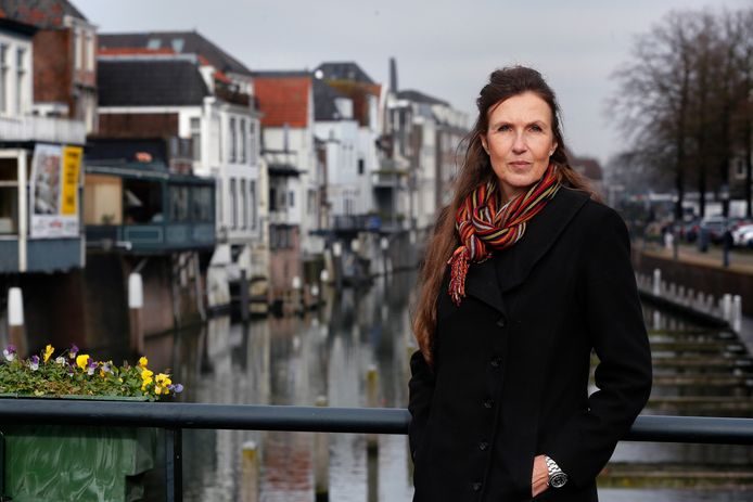 Karin van de Ven sprak met lotgenoten en schreef 21 verhalen waarin weduwen en weduwnaars vertellen over verlies.