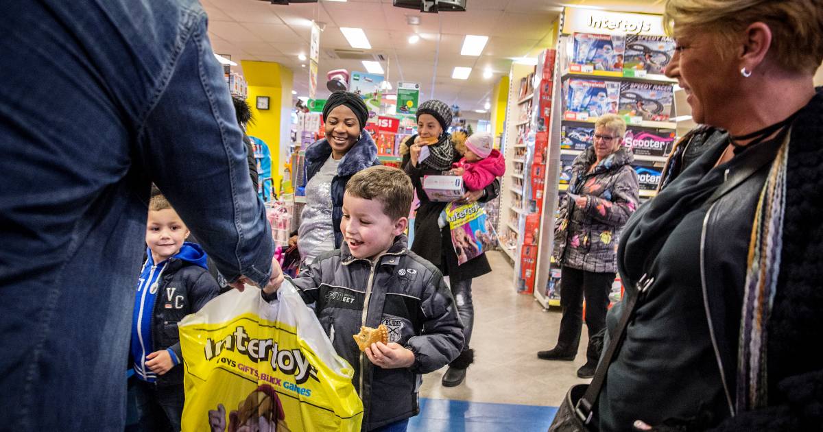 Kinderen van de voedselbank verrast met een cadeaubon van de Intertoys Dordrecht AD.nl