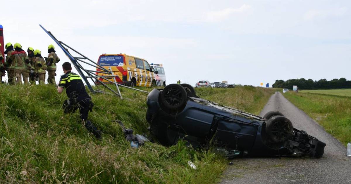 Auto raakt van de weg en komt op dak terecht bij Kats