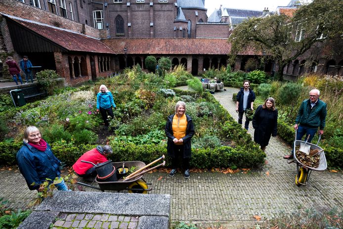 Vrijwilligers zijn dinsdagmiddag druk bezig met het onderhoud van de tuin in de Pandhof Sinte Marie aan de Mariaplaats. Centraal in het midden Marieke Renou.