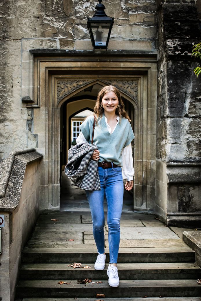 Prinses Elisabeth wandelt richting de Grove in Lincoln College.