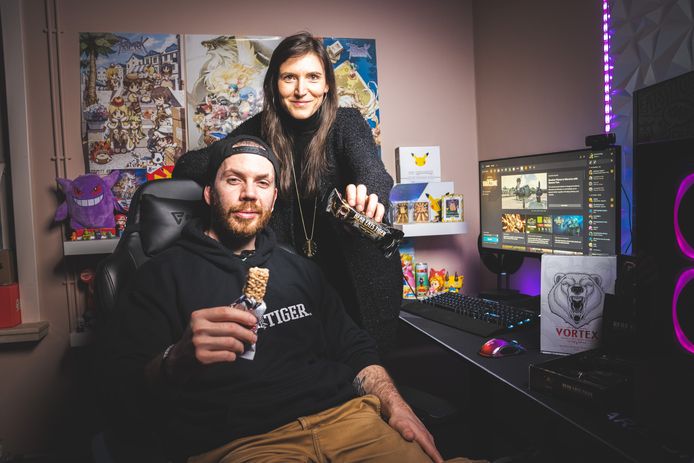 Verwoede gamers Vincent De Buysscher (32) en Fien Reunes (34) met hun eigen gezonde e-reep in de hand.