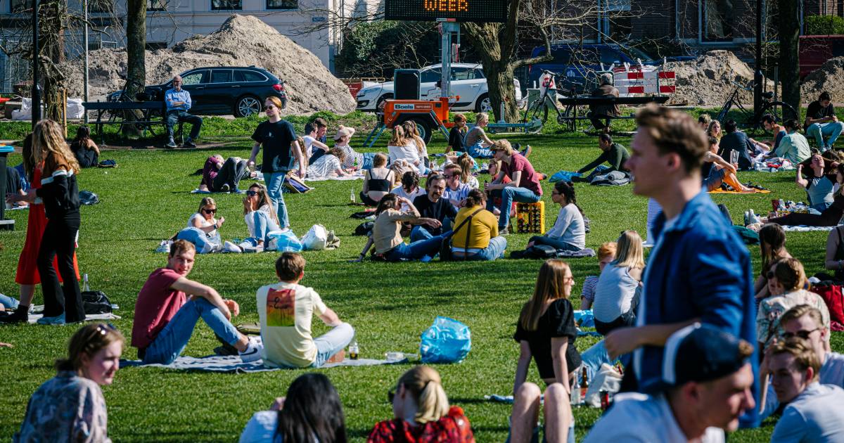 Eerste zomerse dag is een feit, politie gaat bekeuren bij drukte in parken.