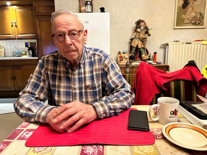 François Vissers. De 89-jarige man gaat nog elke dag als koerier werken om wat extra spaargeld opzij te kunnen zetten. Maar die centen raakte hij enkele maanden geleden kwijt nadat hij werd opgelicht door drie Nederlanders.