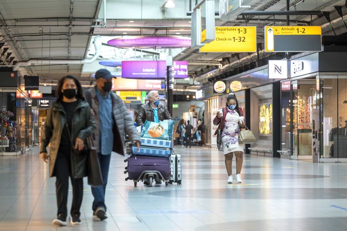 Reizigers op de luchthaven Schiphol in Nederland.