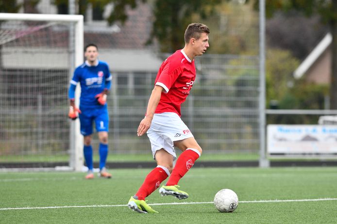Jan Jurrien Hop aan de bal tegen DOS'37. Hierden speelde op eigen veld met 2-2 gelijk.