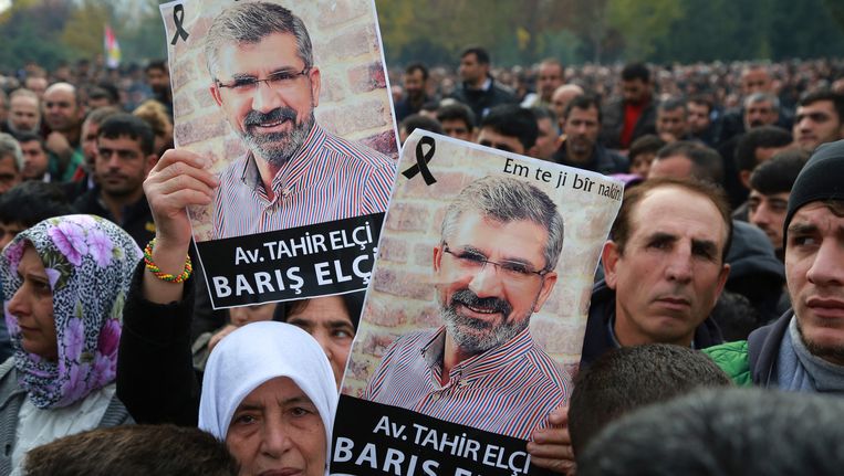 Duizenden Koerden woonden afgelopen zondag de begrafenis bij van Tahir Elci, een prominente Koerdische advocaat en mensenrechtenactivist. Elci was voorzitter van de Orde van Advocaten in Diyarbakir in Zuidoost-Turkije. Beeld ap
