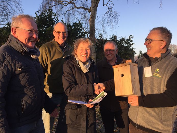 Even na negen uur zaterdagochtend reikte wethouder Ted van de Loo (L) samen met Pieter Denissen van de NVMH (R) het eerste vogelnestkastje uit aan René Kerstens (met groen jack) en Marijke Mombers (m) terwijl Kees Cattenstaart van de gemeente Hilvarenbeek toekijkt