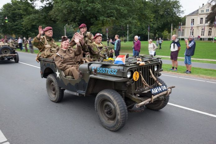 De karavaan van Airborne Battle Wheels passeert Airborne Museum Hartenstein, Beeld van de traditionele 'Race to the Bridge'.